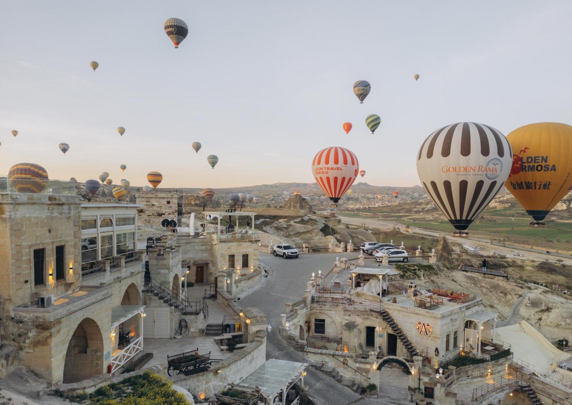 Azure Cave Suites - Cappadocia Göreme Zewnętrze zdjęcie